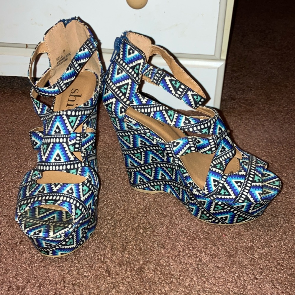 Shi wedges by journeys size 6 
Aztec design
5 inches